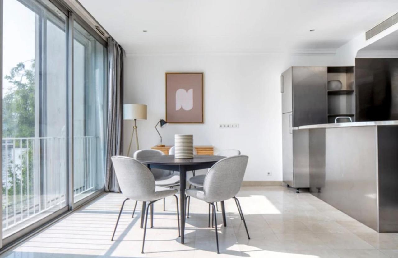 Bright 1Bedroom Apartment Centrally Located With Most Beautiful Views From Seine At 10 Minutes Walking From Beaugrenelle Shopping Mall And Eiffel Tower パリ エクステリア 写真