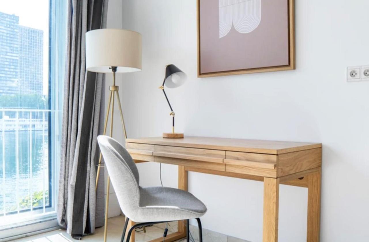 Bright 1Bedroom Apartment Centrally Located With Most Beautiful Views From Seine At 10 Minutes Walking From Beaugrenelle Shopping Mall And Eiffel Tower パリ エクステリア 写真